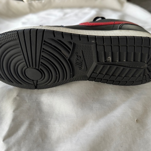 Nike Air Jordon 1 Low 4.5 Youth Black/White/Fire Red - Picture 11 of 14